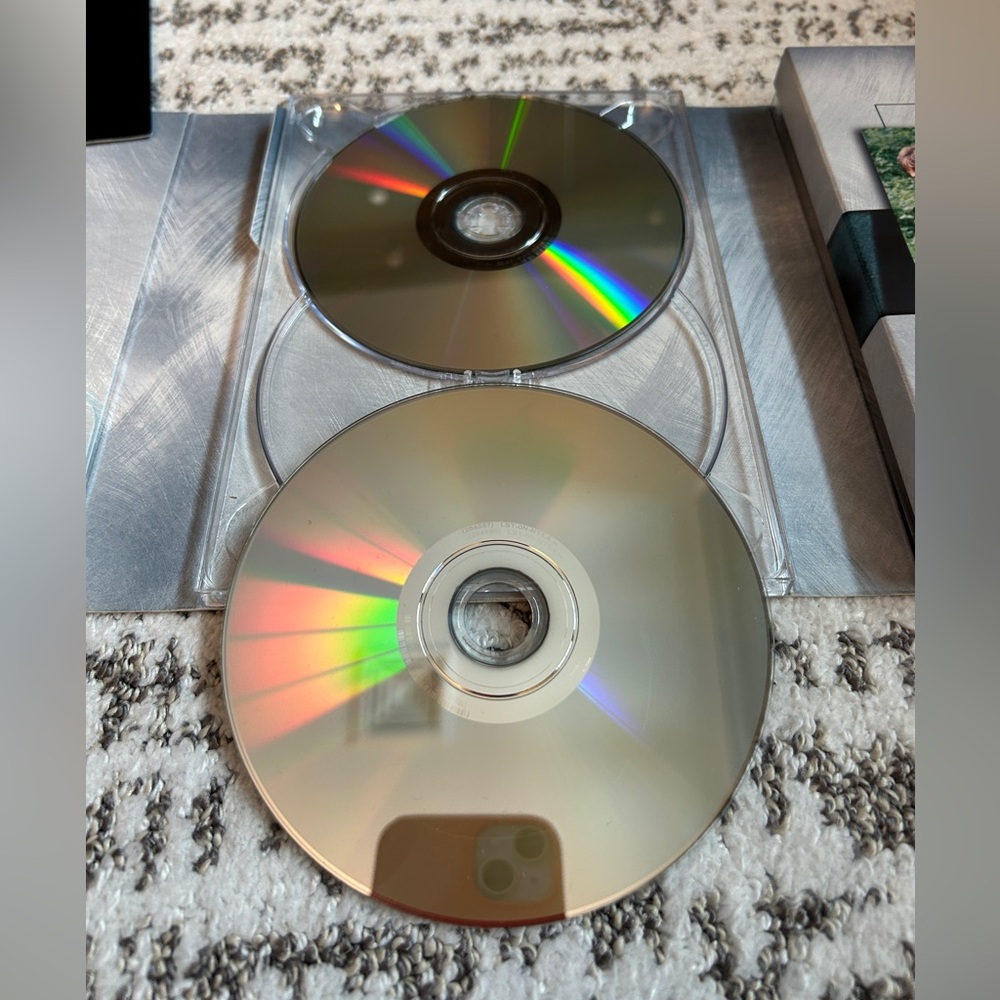Lost: The Complete First Season 7-Disc DVD Box Set - Picture 5 of 12